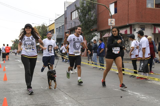 Personas participando en un carrera por las calles de la ciudad