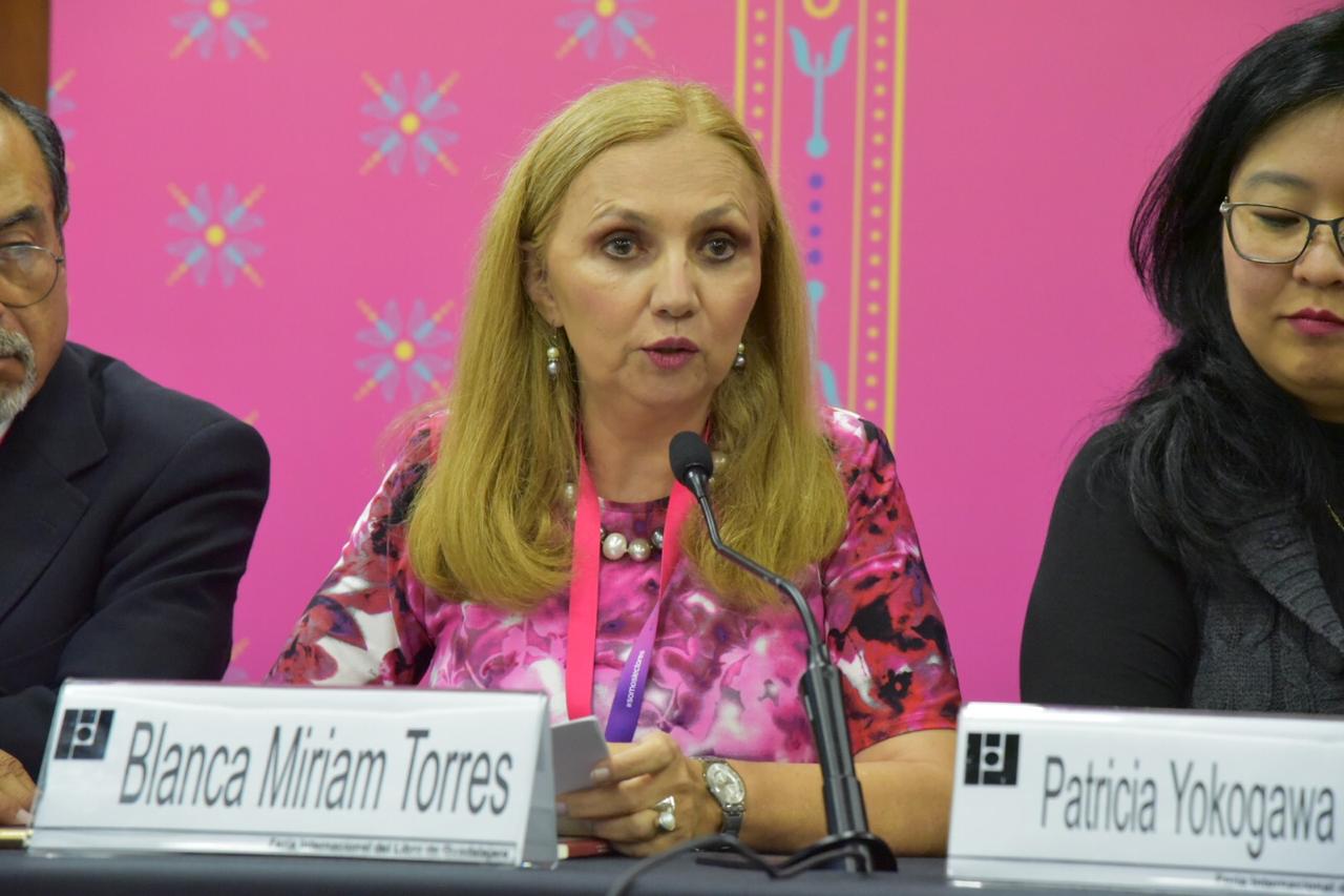 Dra. Miriam Torres Mendoza presentando libro Hacia una Cultura de Paz, Inclusión y Sana Convivencia