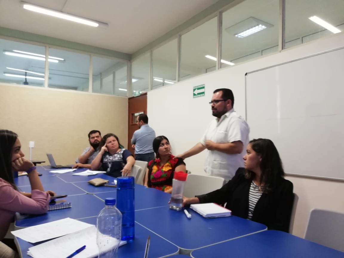 Ponente Univesidad de Guanajuato impartiendo seminario