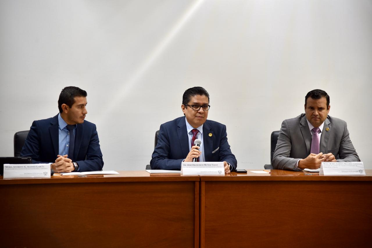 Miembros del presídium, rector al centro haciendo uso del micrófono para tomar protesta a miembros del Comité