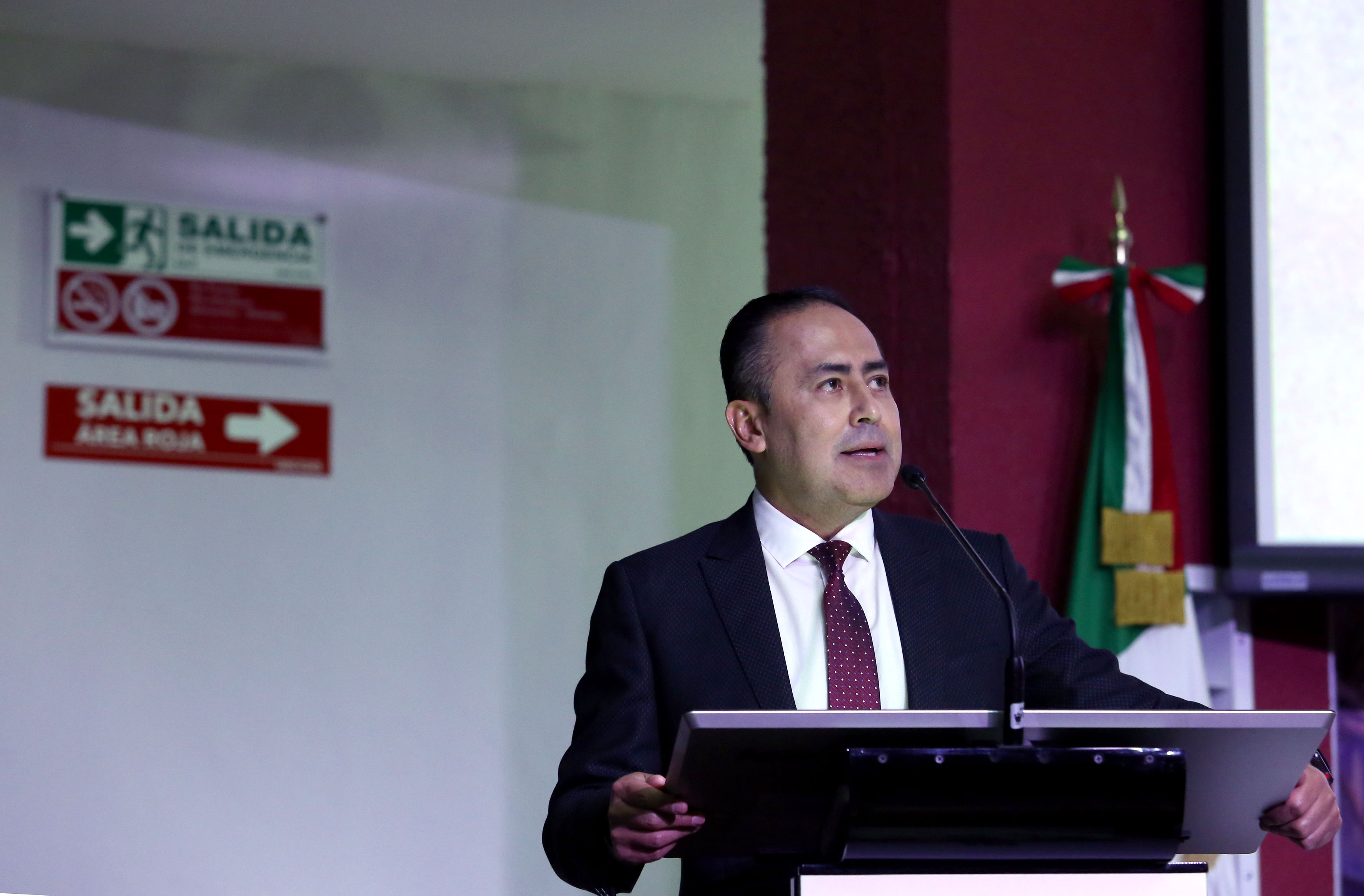Rector CUCS durante su informe de actividades