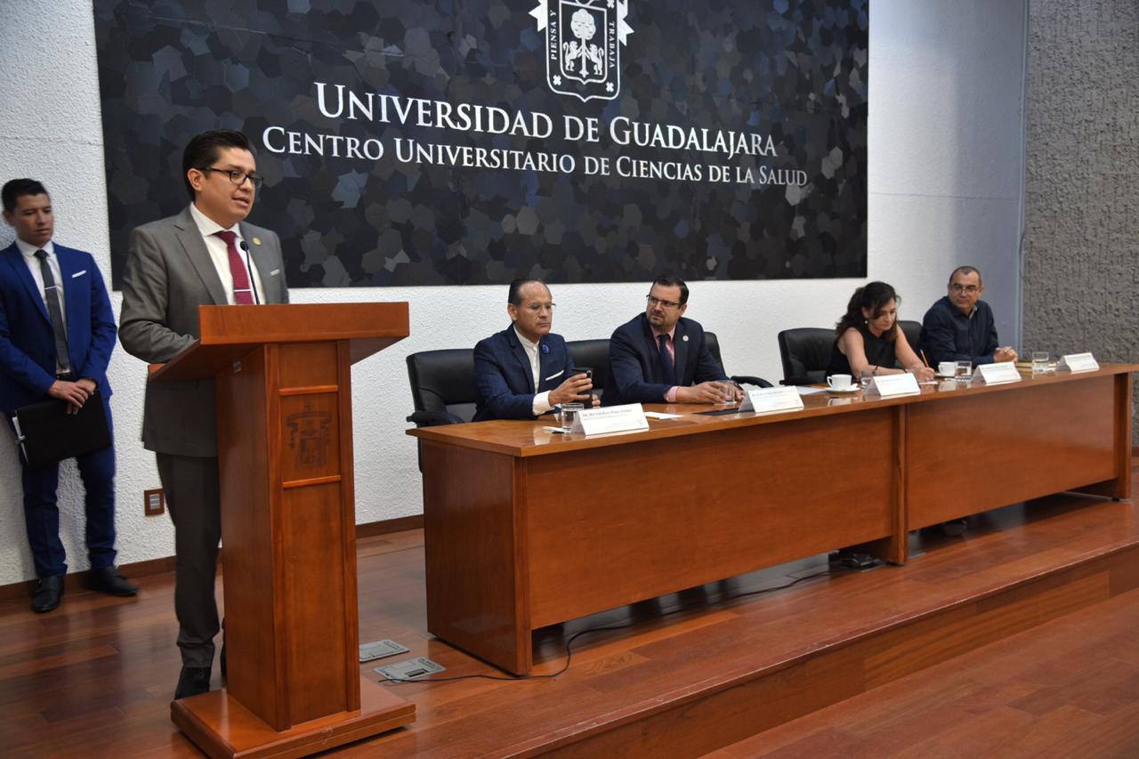 Rector CUCS tomando protesta a jefes de Departamento junto con presidium