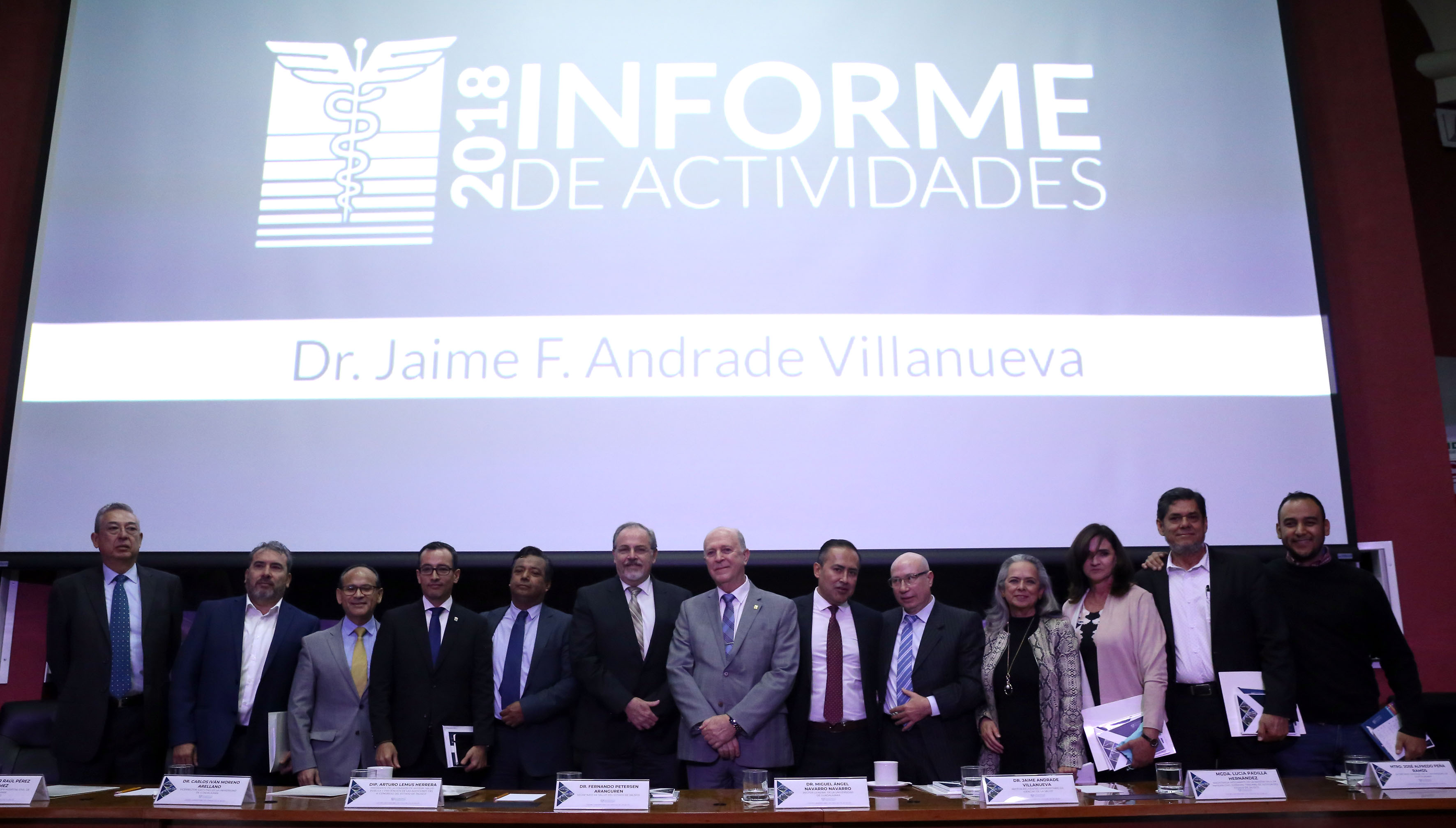 Vista general de los miembros del presídium, al fondo la imagen del Informe del Actividades