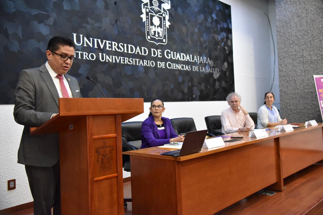 Rector CUCS ofreciendo mensaje en el pódium
