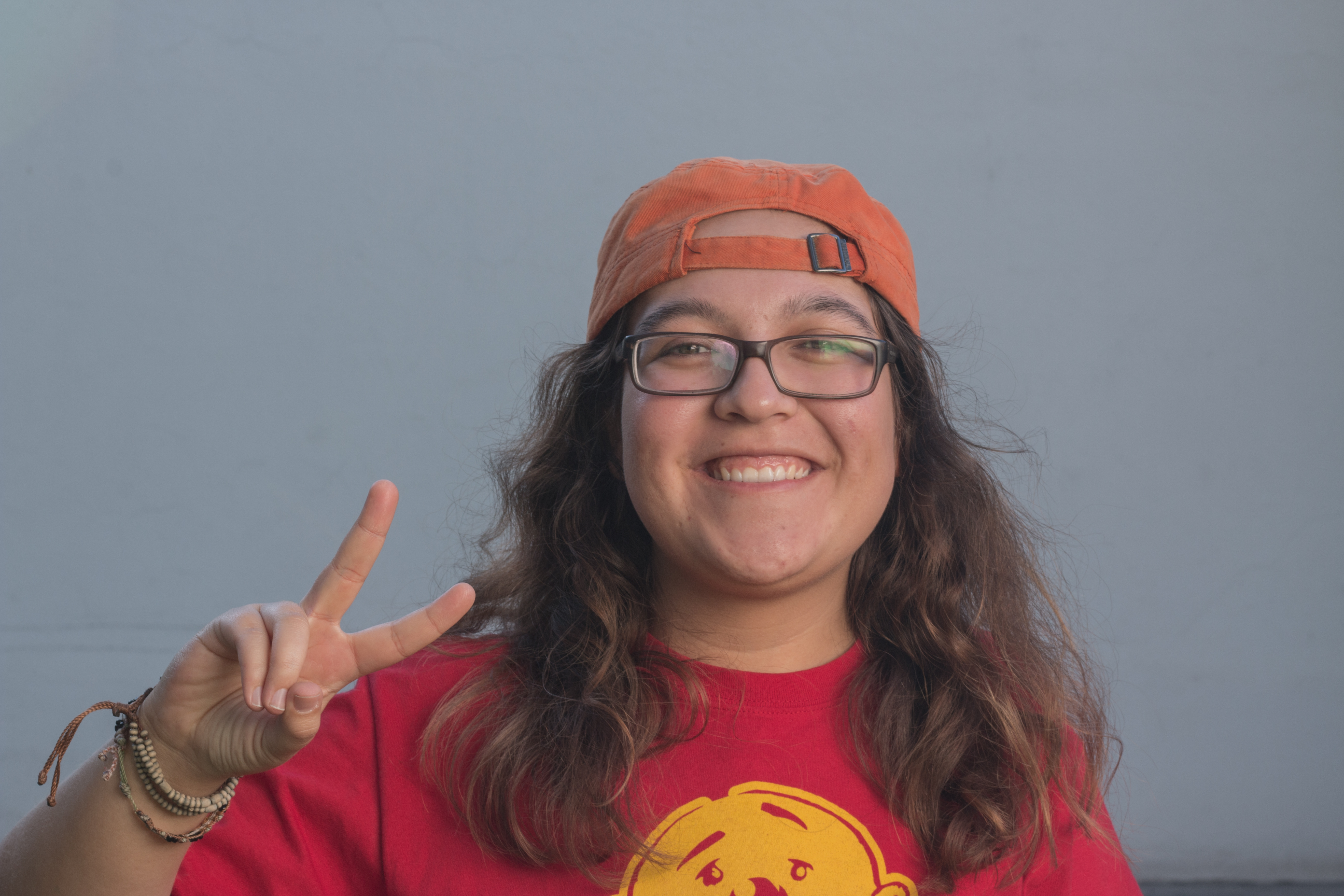 María Adriana Espinosa muy sonriente haciendo el signo de "amor y paz"