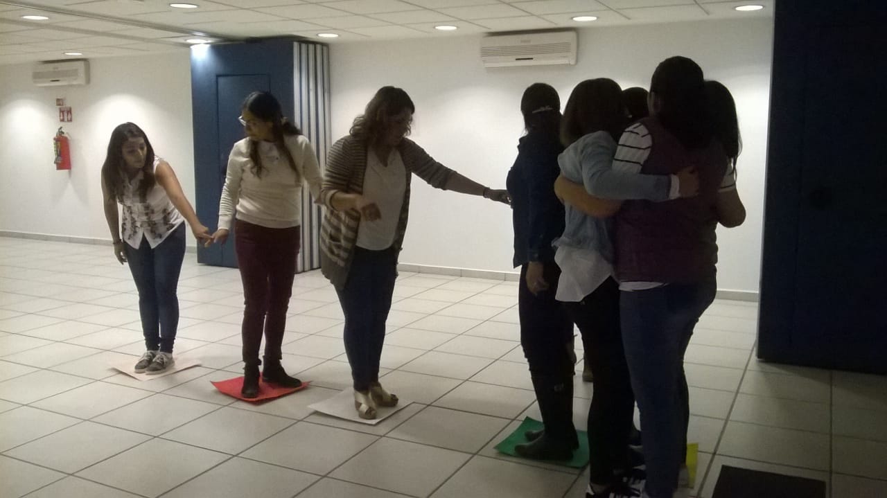 Orientadores realizando actividad durante curso