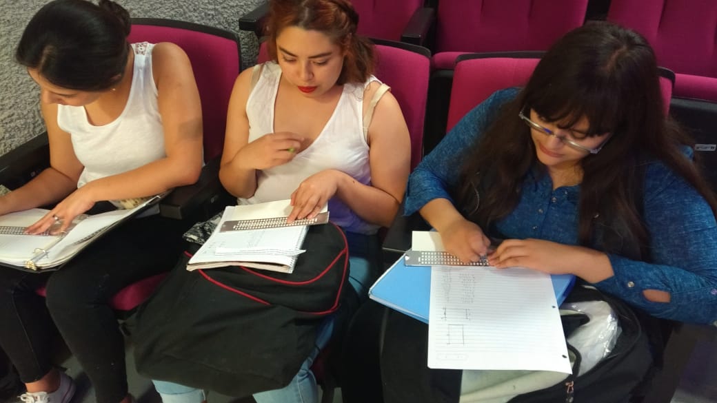 Alumnas realizando práctica de braille