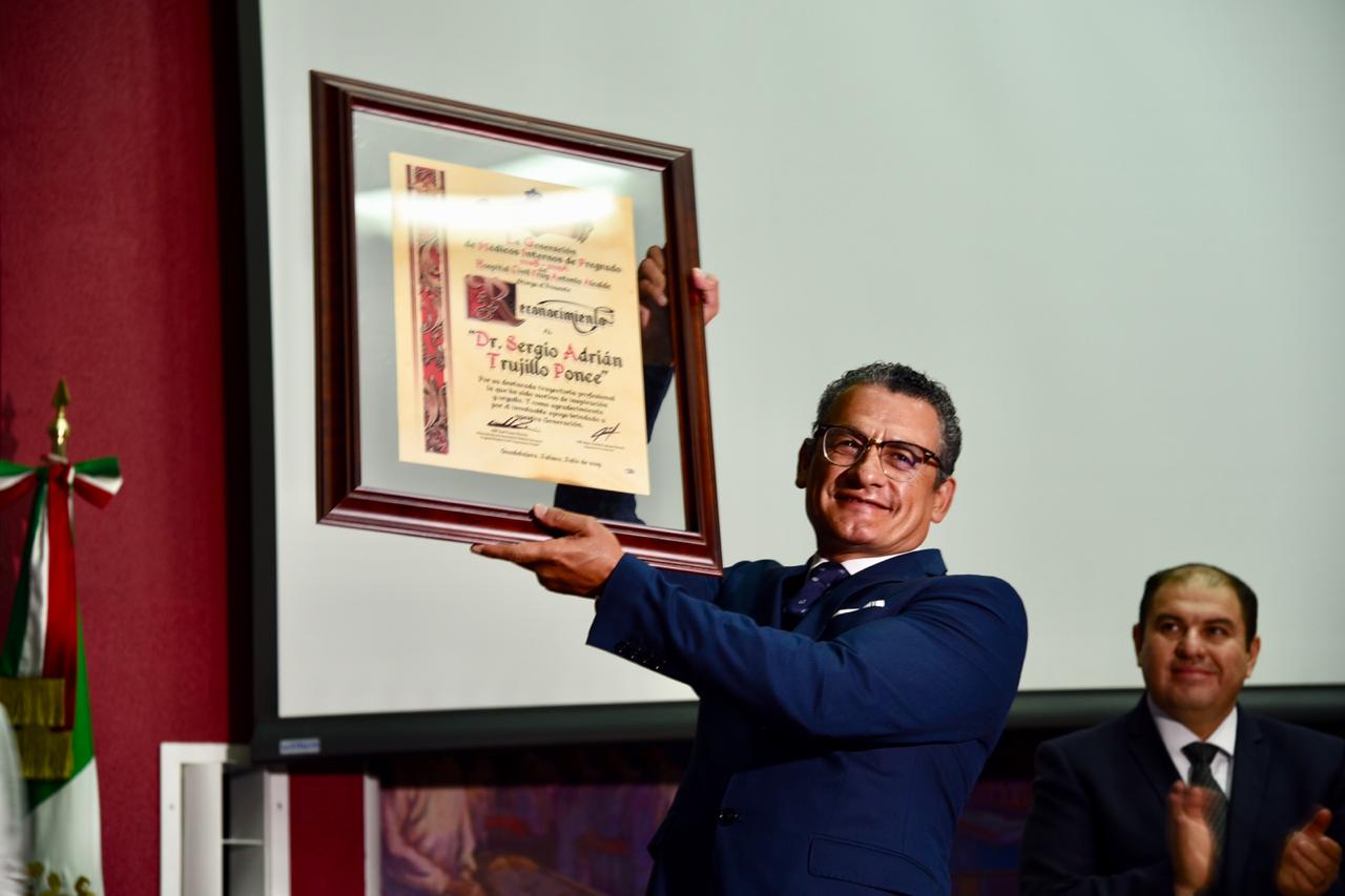 Padrino de generación exhibiendo reconocimiento