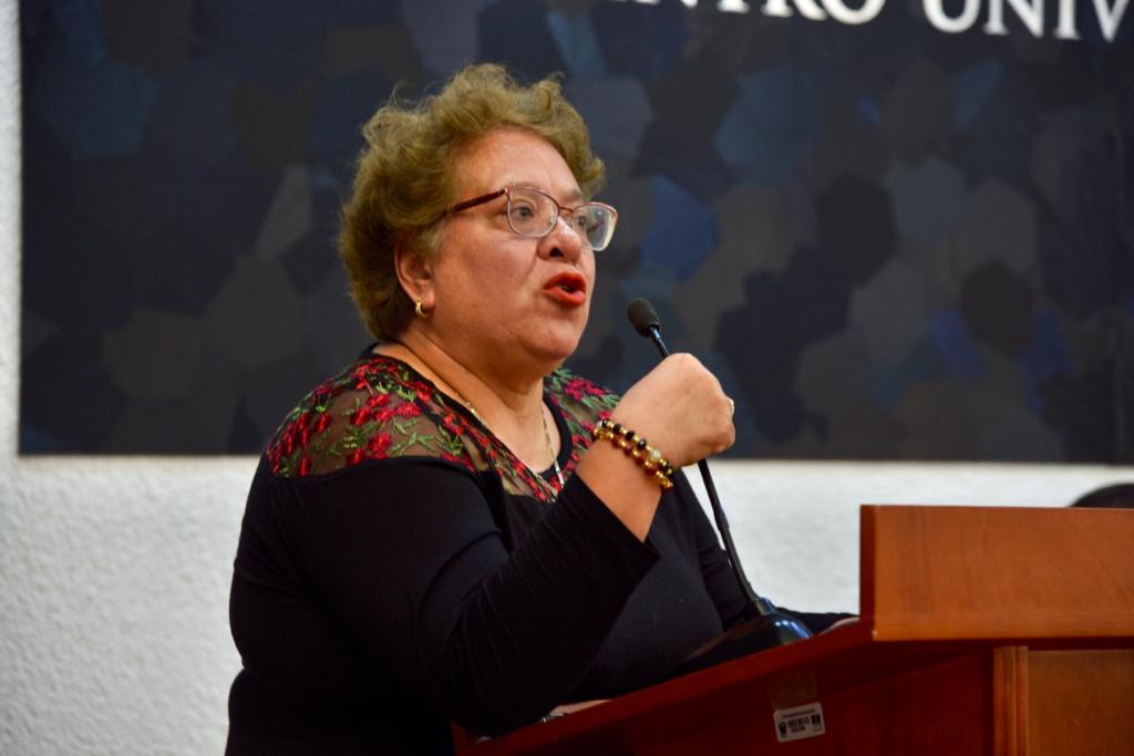 Dra. Rosa María Moctezuma ofreciendo mensaje en el pódium