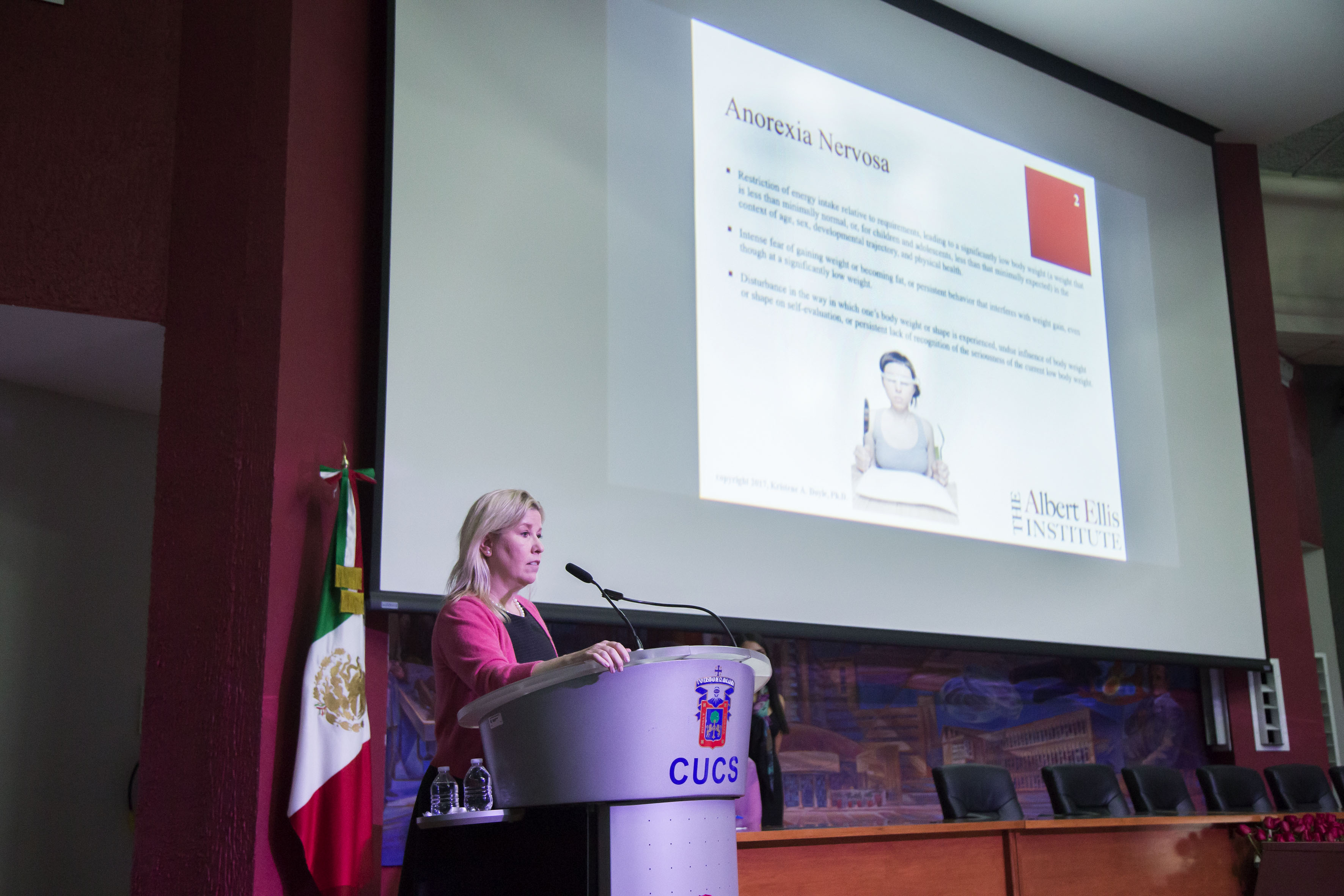 Ponente dictando conferencia magistral: Trastornos Alimenticios