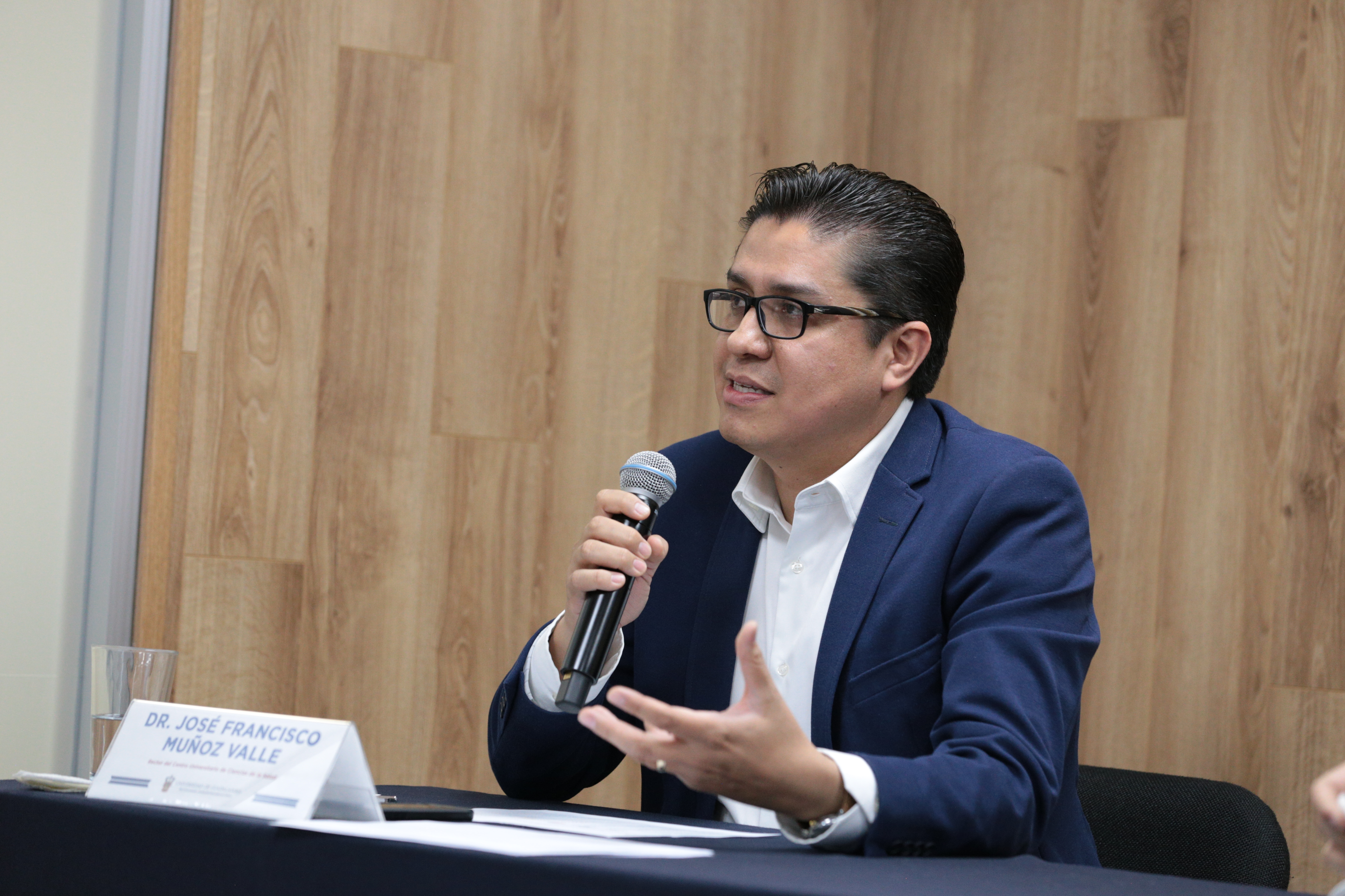 Rector del CUCS al micrófono en la rueda de prensa