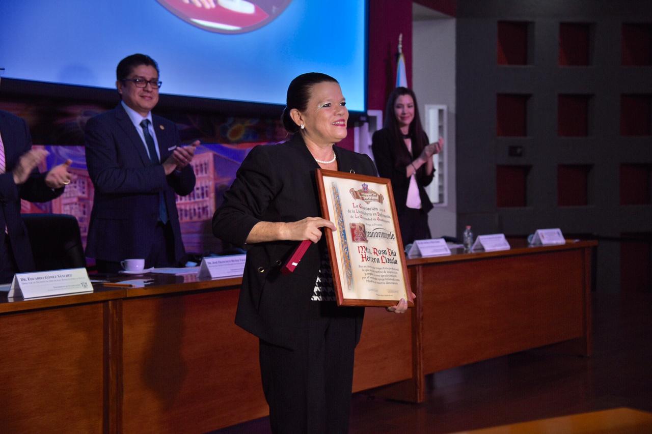 Madrina de Generación posando con su reconocimiento