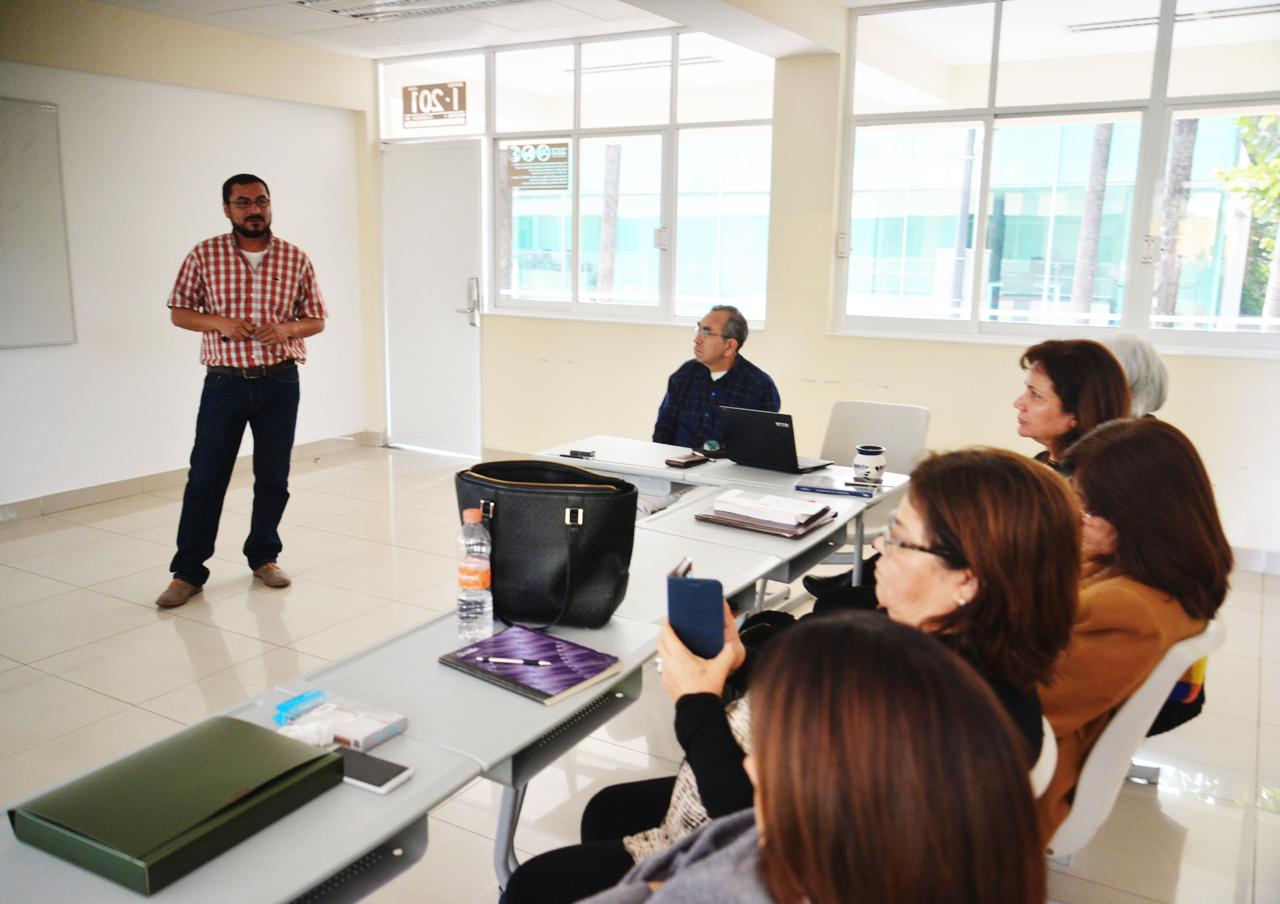 Investigadores y académicos reunidos en Seminarios de investigación 1