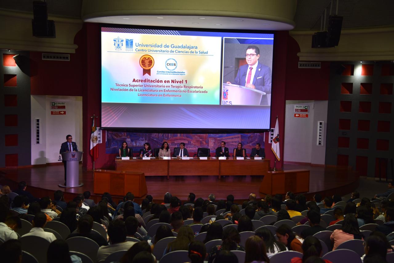 Foto tomada desde arriba del auditorio, al fondo el rector del CUCS en el pódium