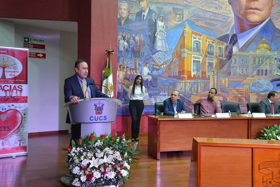 Rector del CUCS en el podio