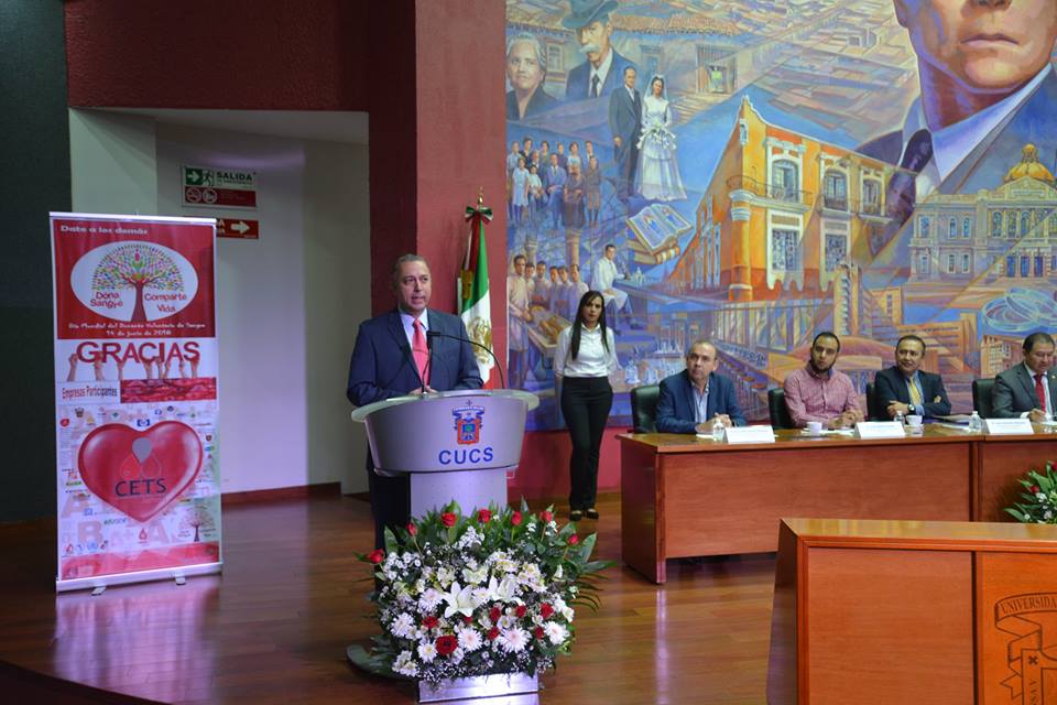 Dr. Francisco Preciado en el podio