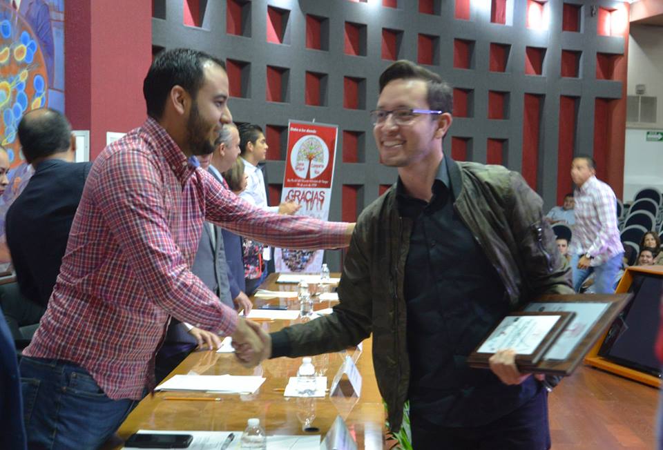 Lic Jesús Medina entrega reconocimiento