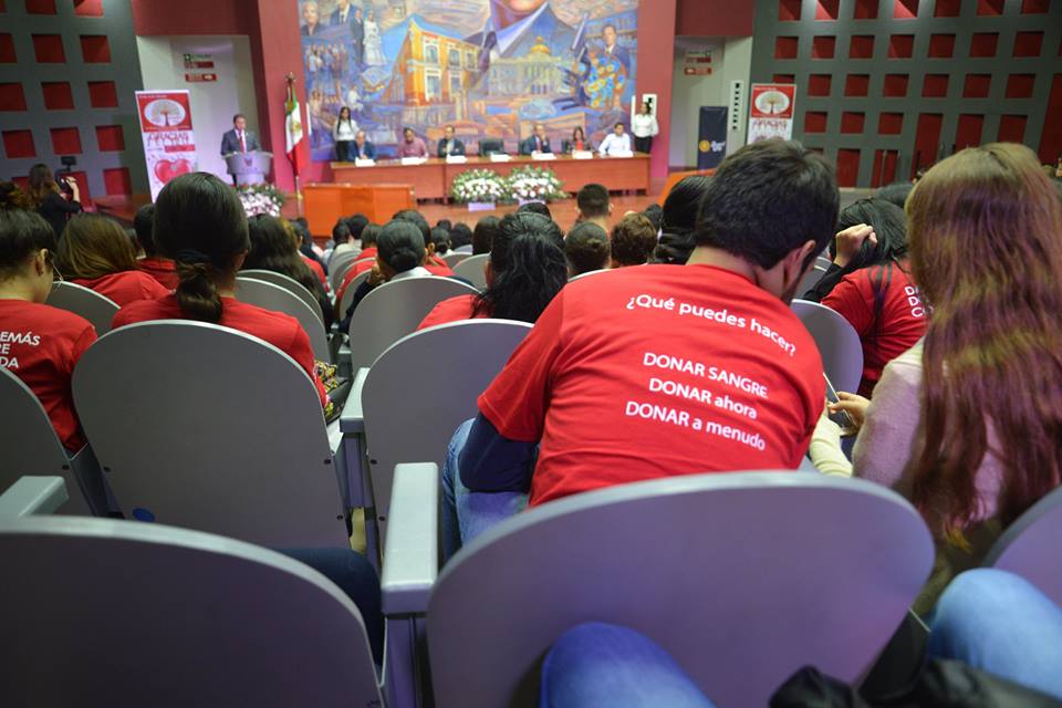Vista general del auditorio. Se lee lenyenda en playera de un alumno alusiva a la donación altruista de sangre