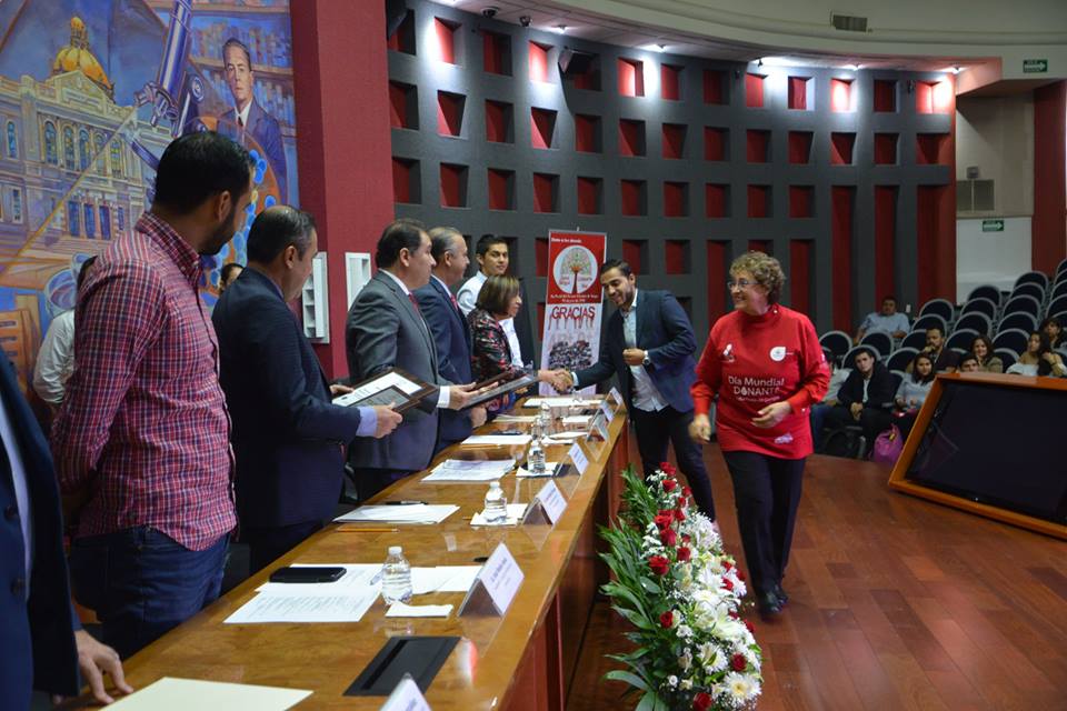 Académica pasa frente al presidíum a recoger su reconocimiento