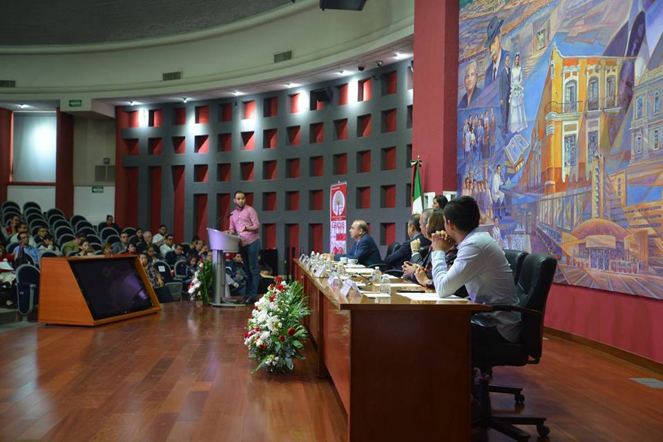 Presidente de la FEU en el podio