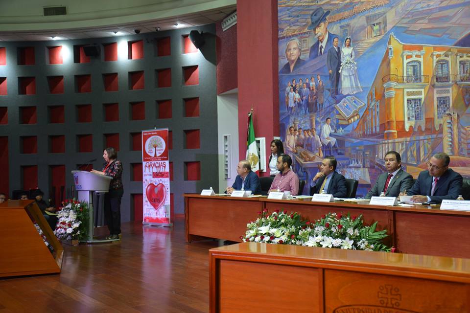 Dr. Lupita Becerra en el podio