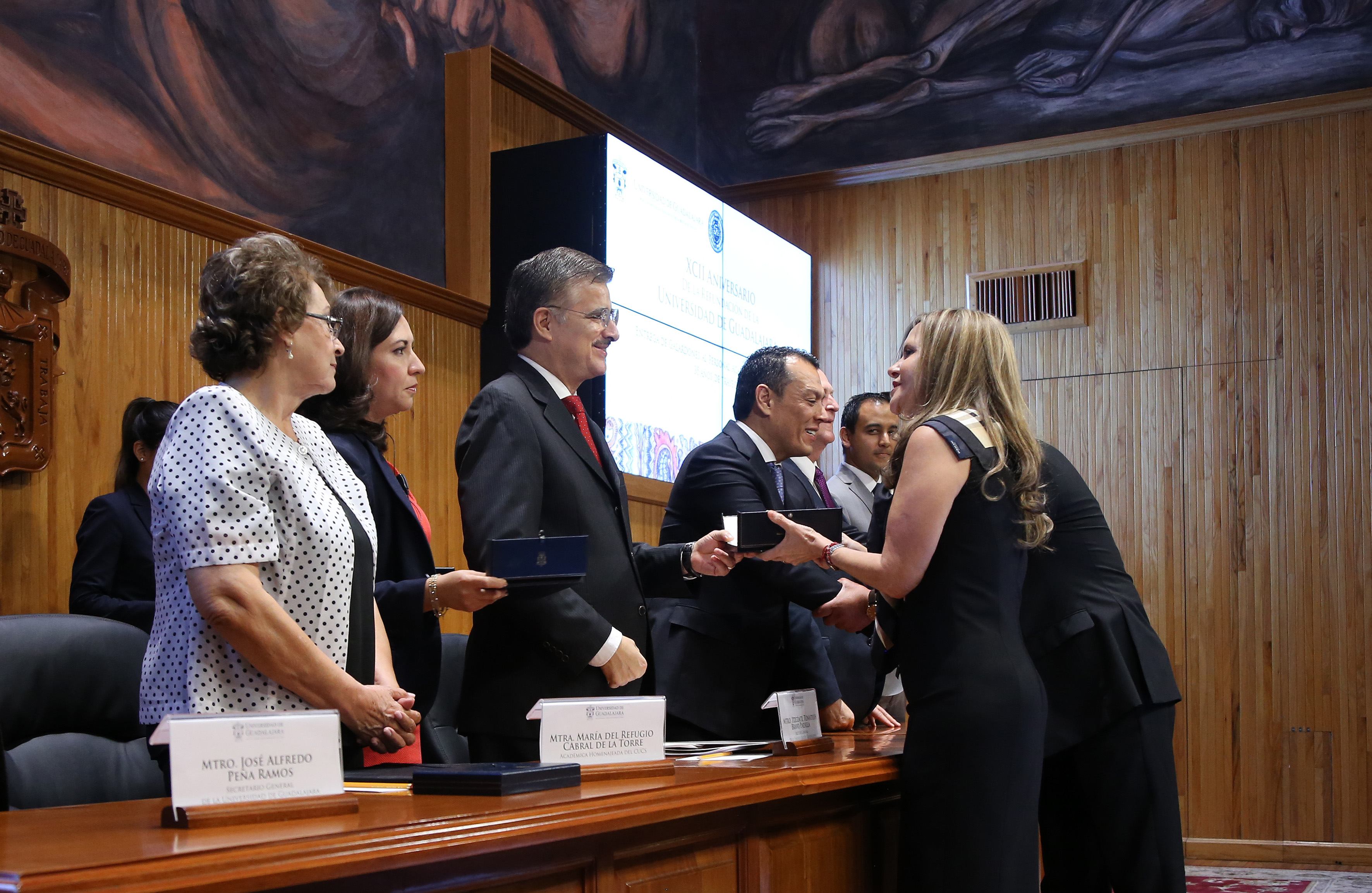 Miembros del presídium entregando los reconocimientos