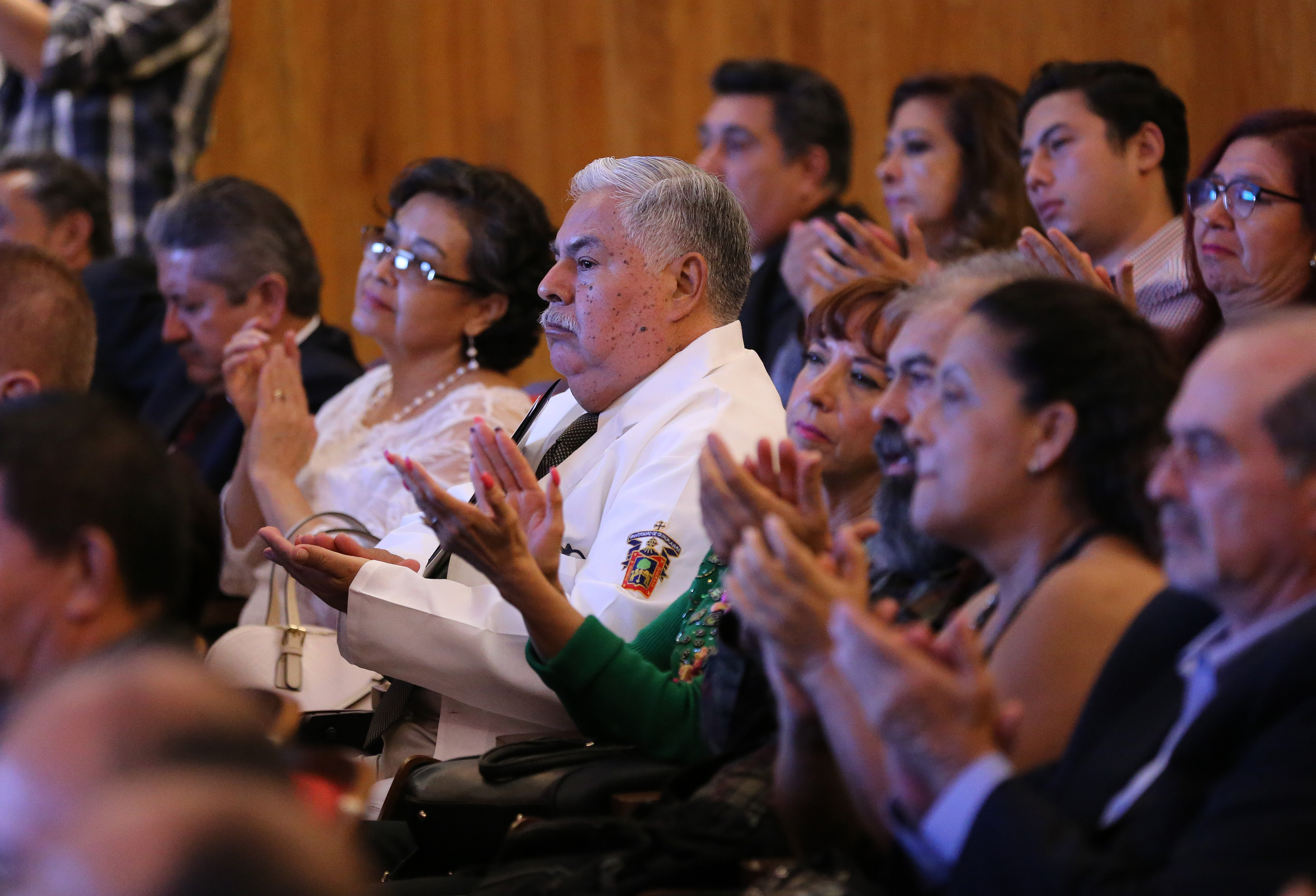 Universitarios galardonados durante el evento 