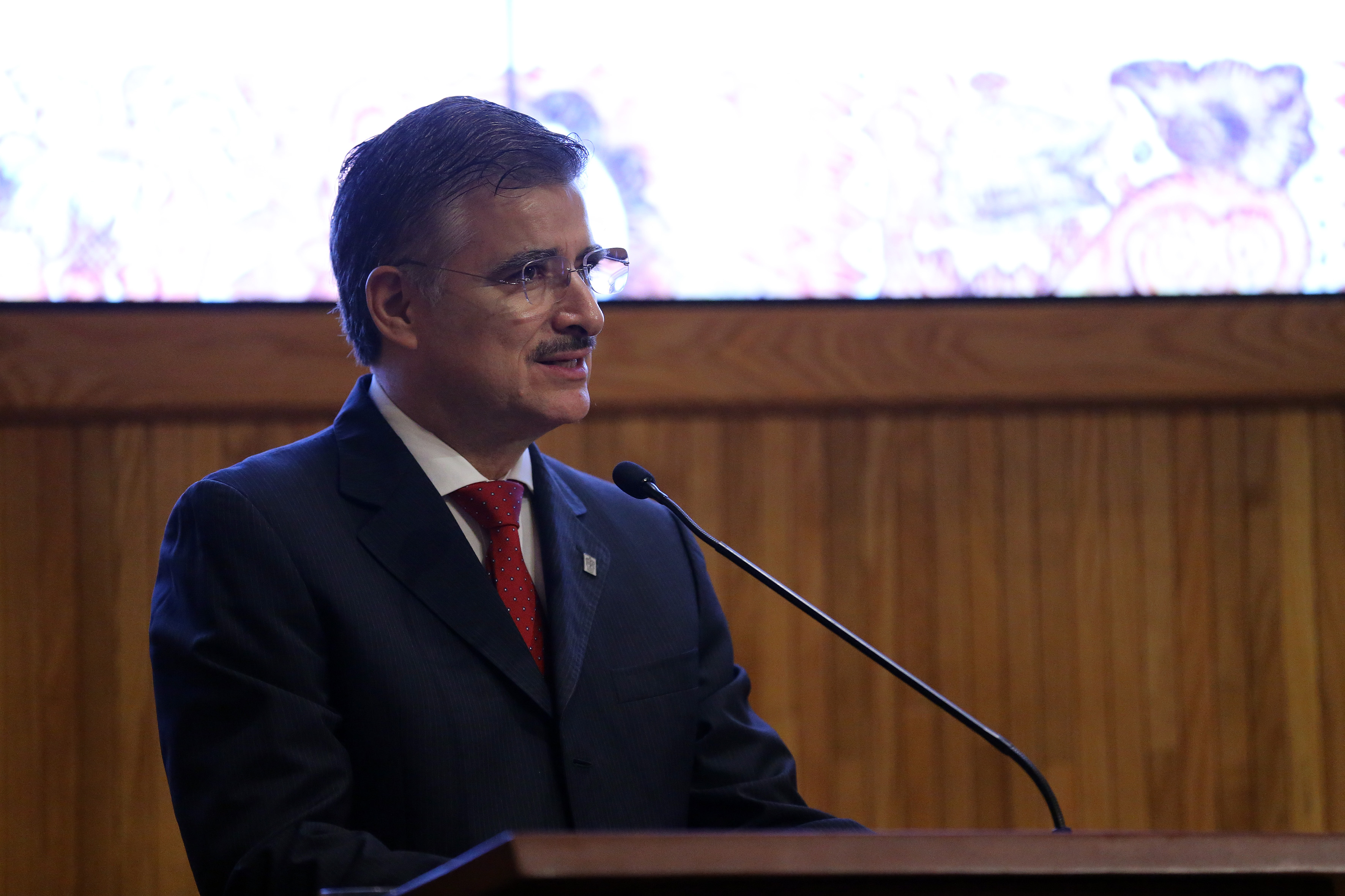 Mtro Itzóatl Tonatiuh Bravo Padilla, rector General de la UdeG en el discurso de reconocimiento por 35 años de servicio.