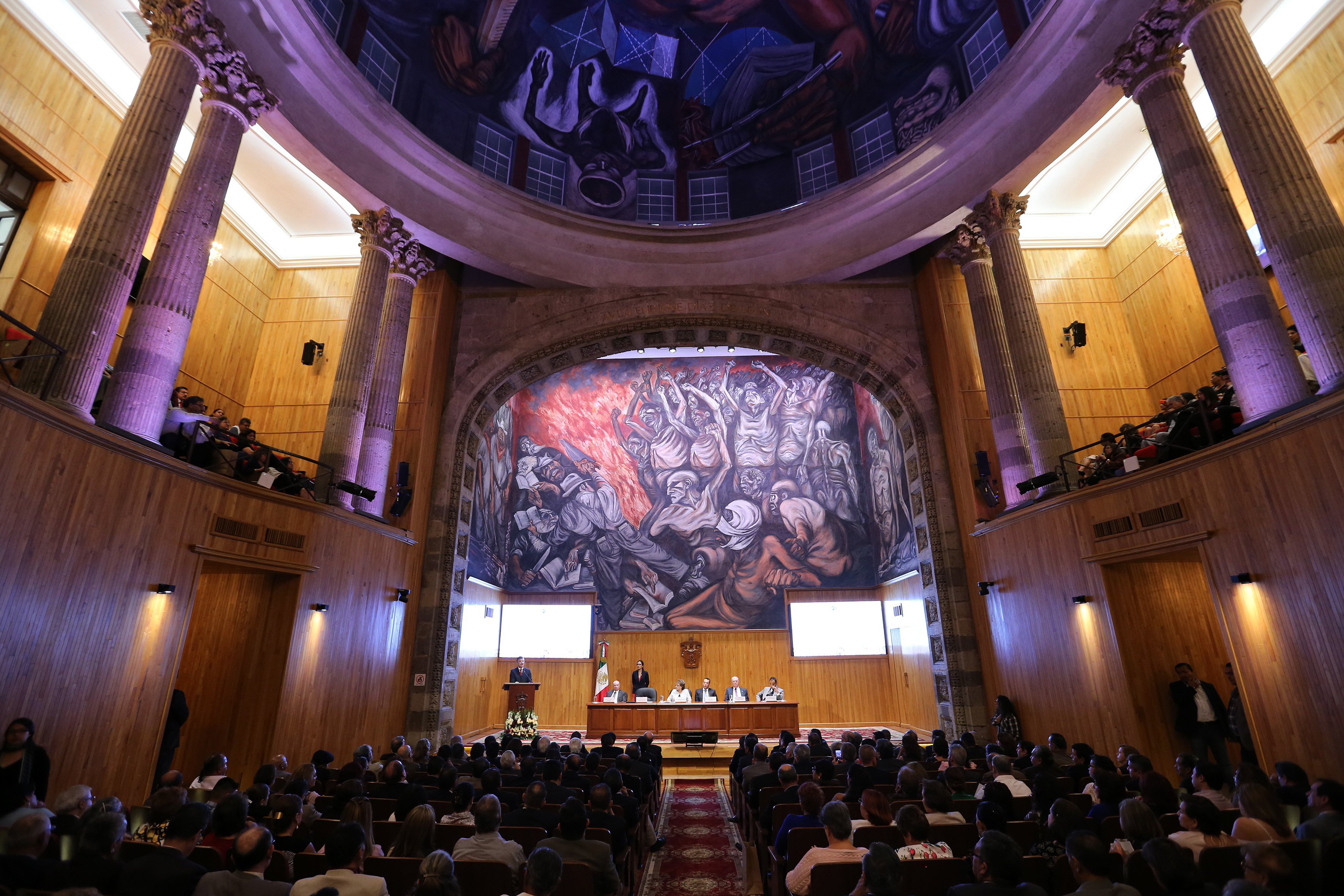 Vista panorámica del Paraninfo Enrique Díaz de León. Al fondo el presídium