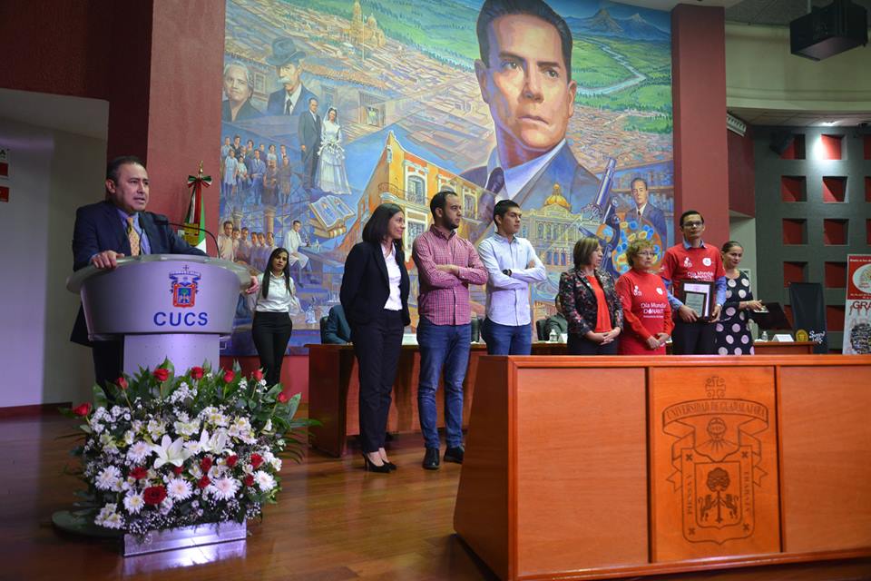 Rector del CUCS entrega reconocimientos