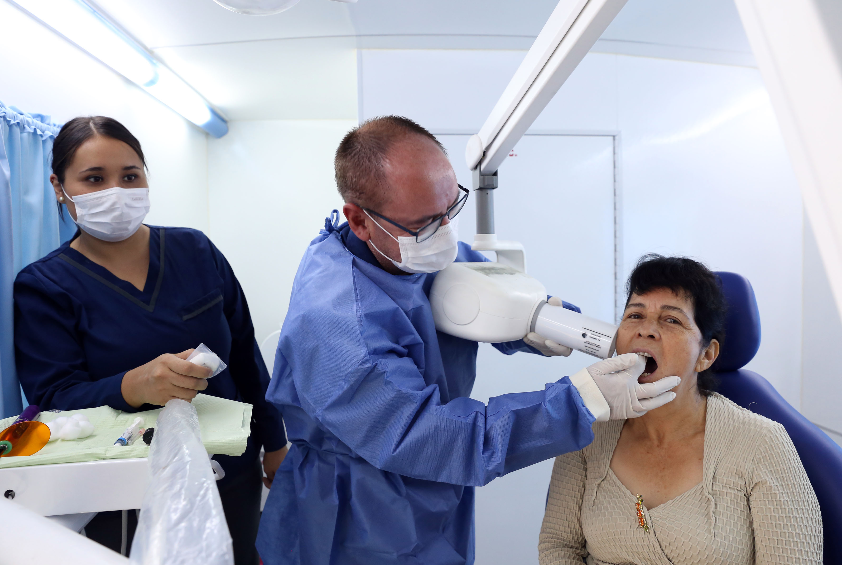 Odontólogo revisando a paciente