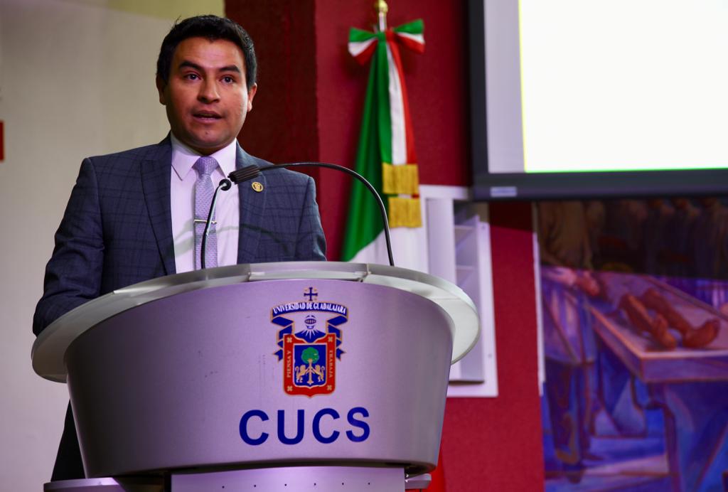 Mtro. Isaac Murisi Pedroza ofreciendo mensaje desde el pódium