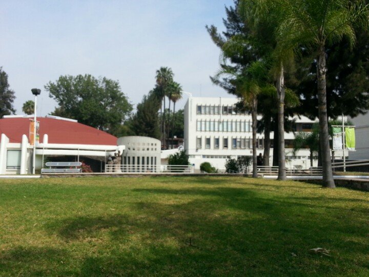 Vista externa del Auditorio Mendiola Orta y del edificio antiguo de Medicina