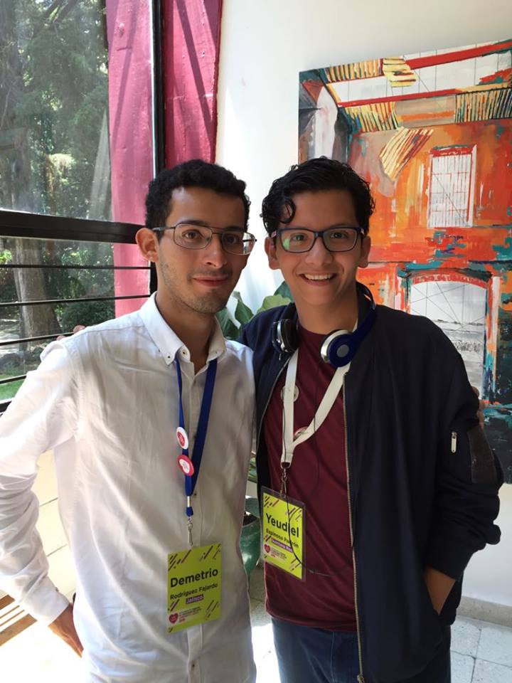 alumno con compañero de debate