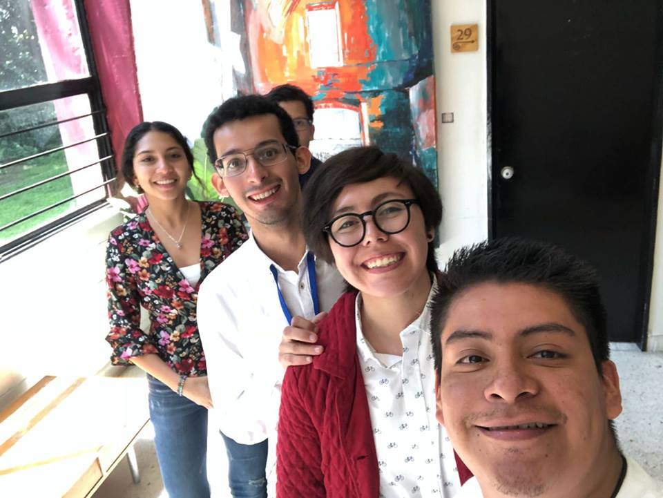 alumno con compañeros de equipo Movimiento sin Odio