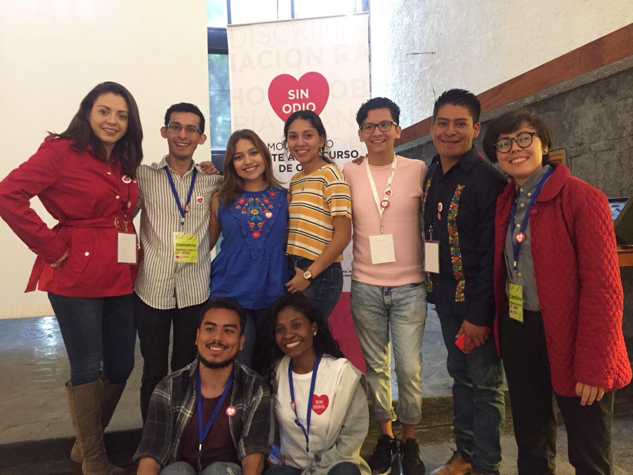 Alumno con compañeros 