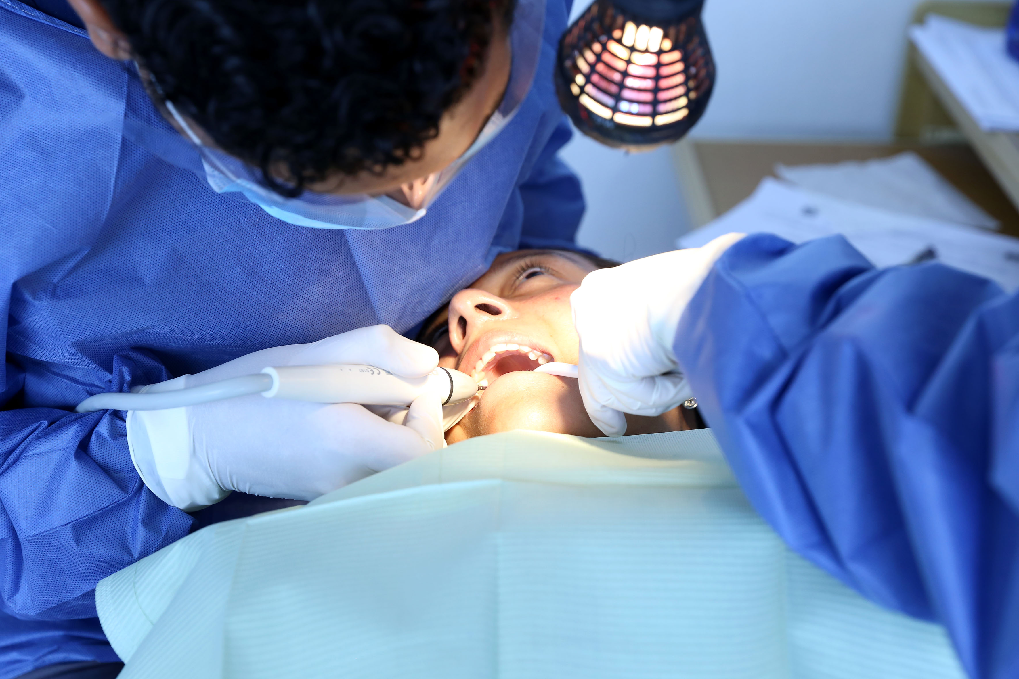 Odontólogo interviniendo a paciente