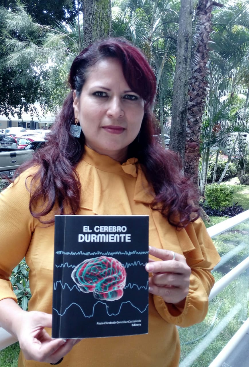 Doctora Rocío González posando con su libro