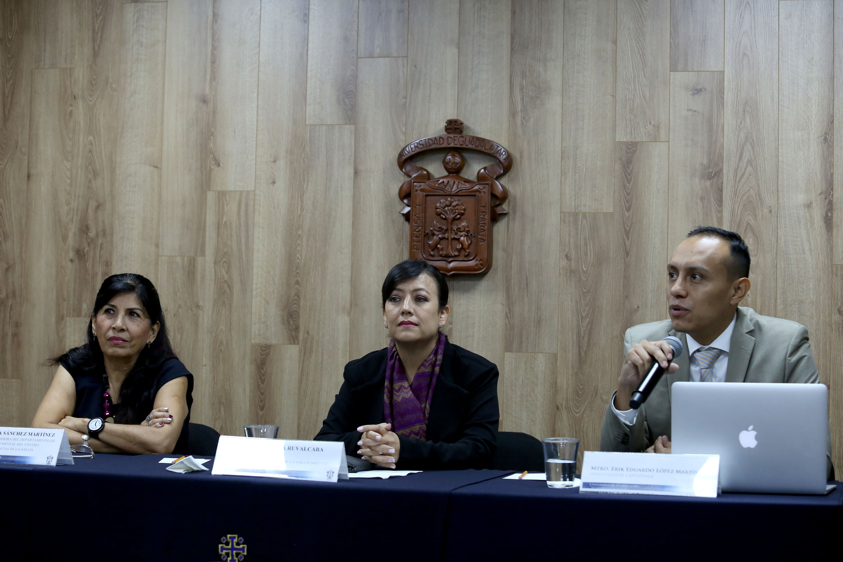 Presídium de rueda de prensa. Al micrófono el Dr. Erick López