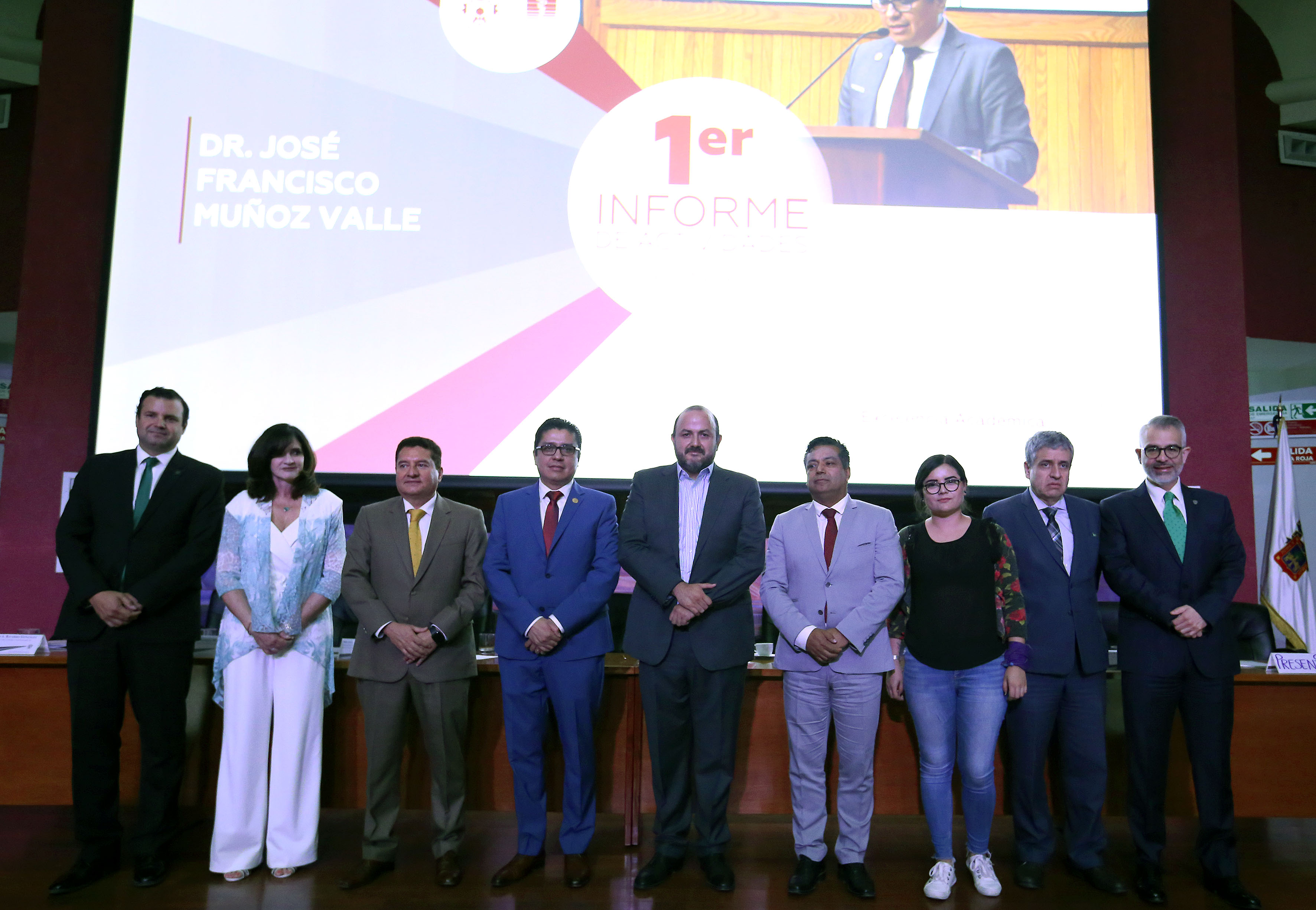 Fotografía grupal de miembros del presídium con el Rector General al final del informe