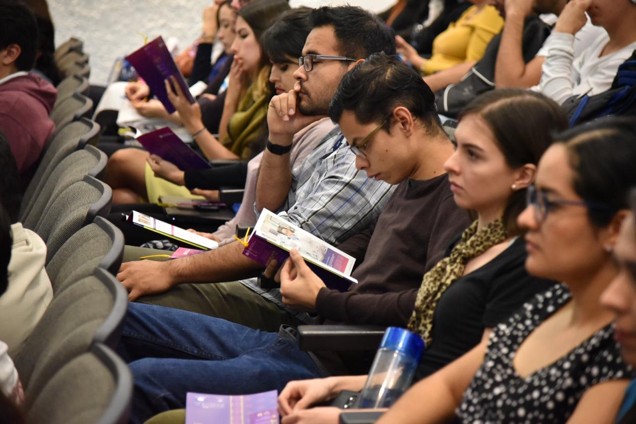 Alumnos sentados atentos a la conferencia