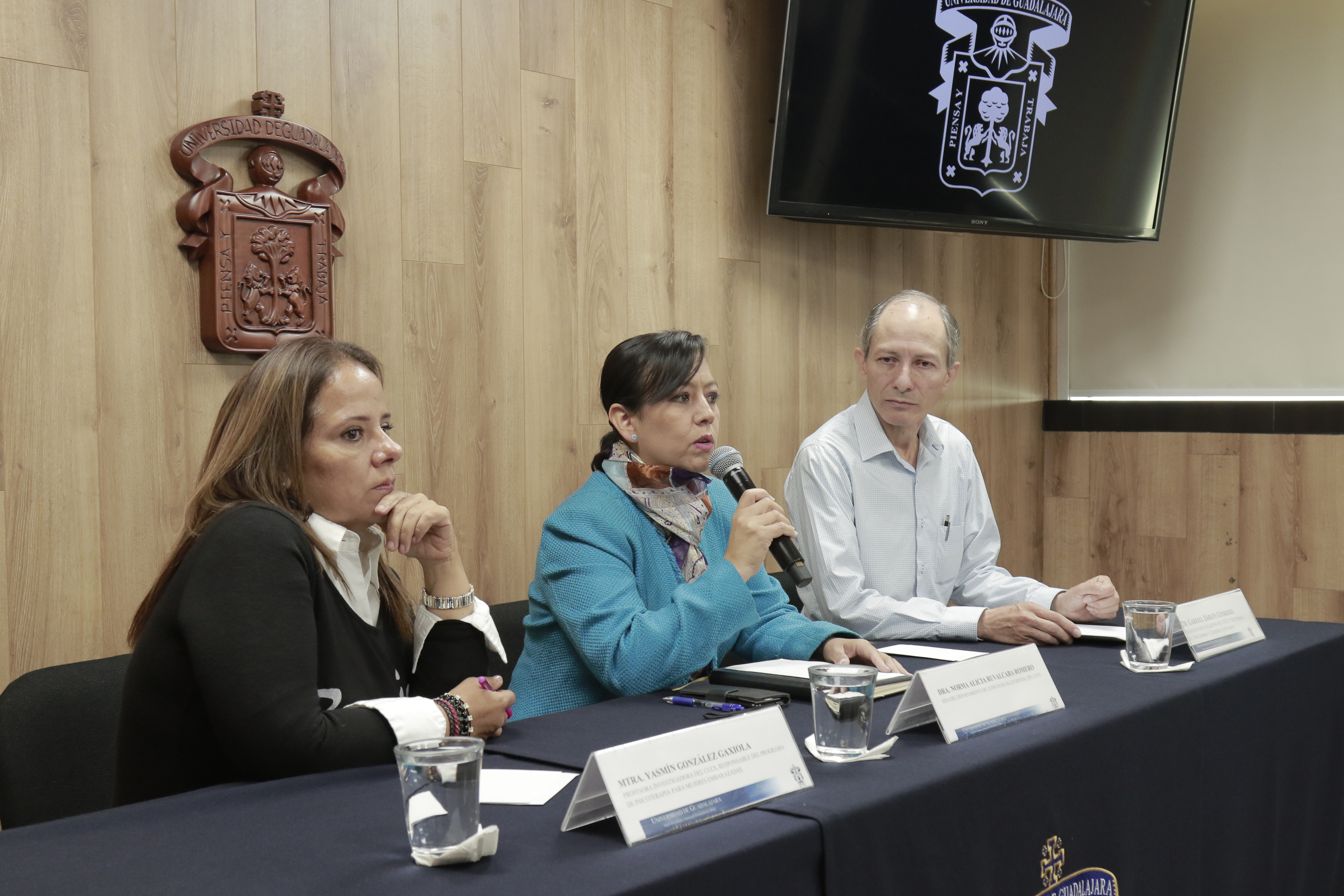 Hace uso de la palabra la Dra. Norma Alicia Ruvalcaba Romero, jefa del Departamento de Clínicas de Salud Mental, a su lado el Dr.Gabriel Zárate y la Mtra. Yasmín González, profesores investigadores del CUCS