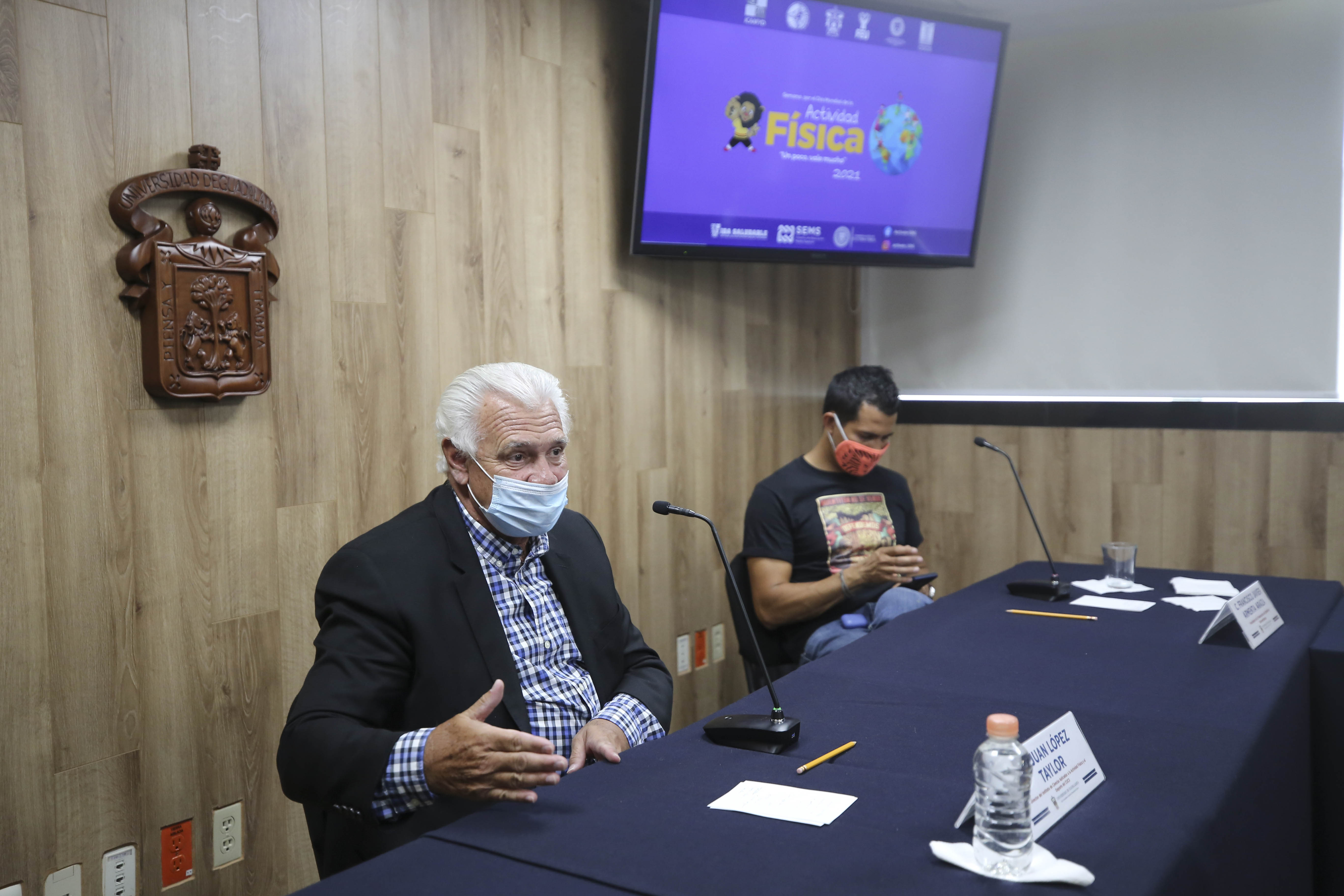 Dr. Juan López y Taylor al micrófono