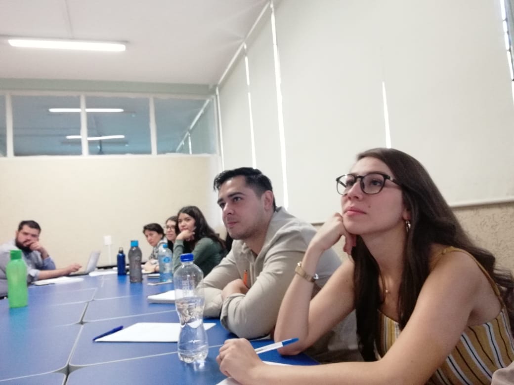 Asistentes al seminario escuchando atentos a los ponentes