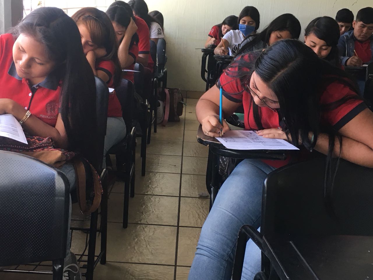 alumnos de prepa en su salón durante evaluación psicológica