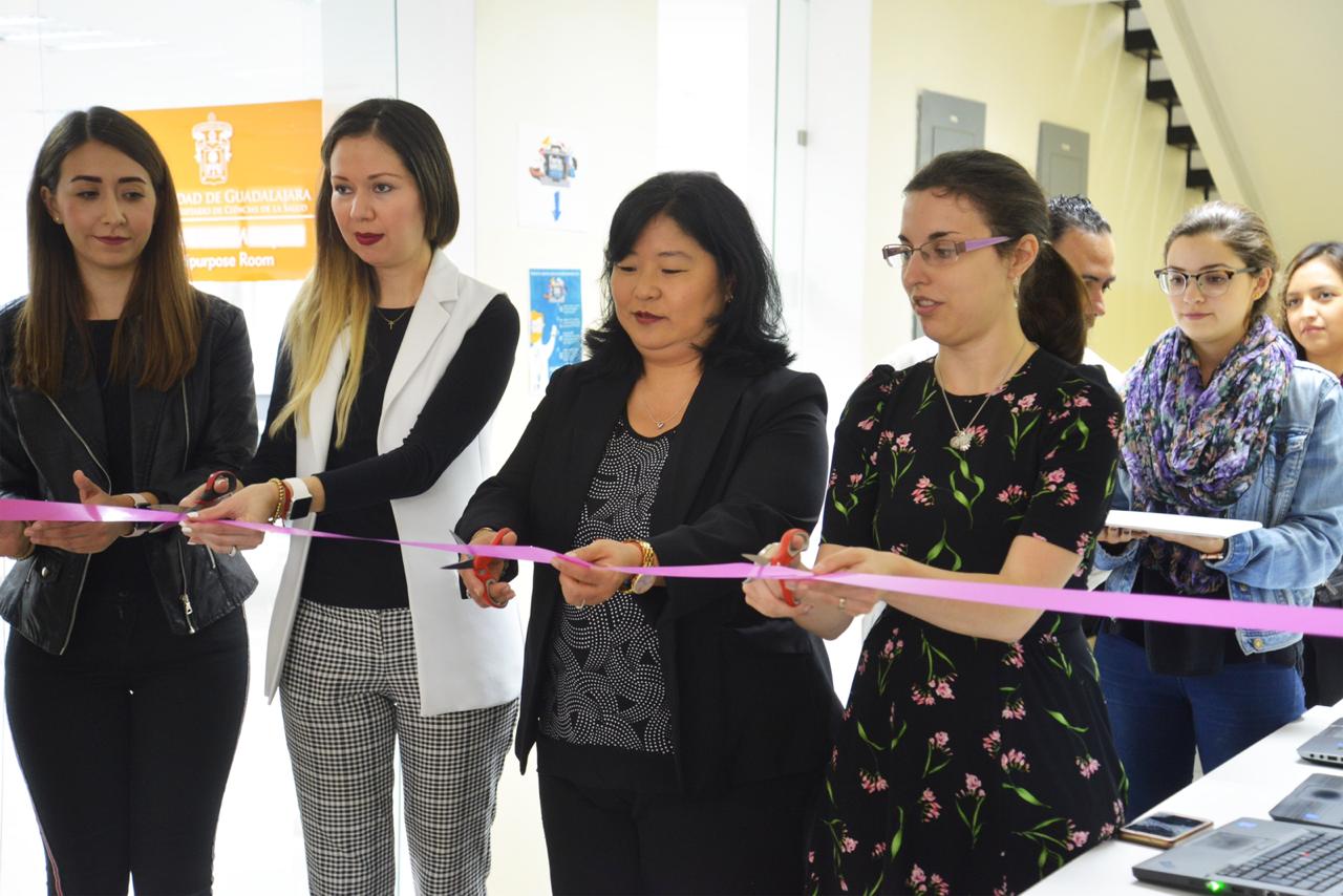Organizadores de la Feria del empleo en el corte de listón