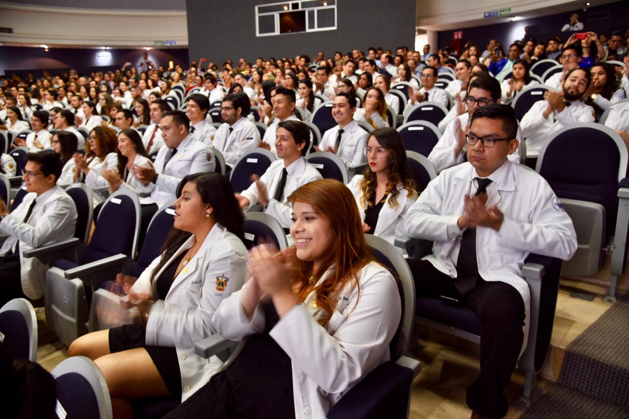 Toma general en el auditorio de graduados, familiares e invitados
