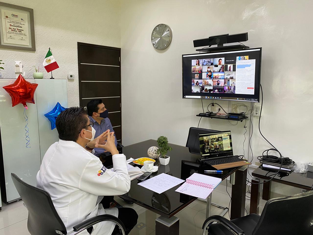 Rector del CUCS dirigiendo mensaje de bienvenida a alumnos primer ingreso calendario 2020 B