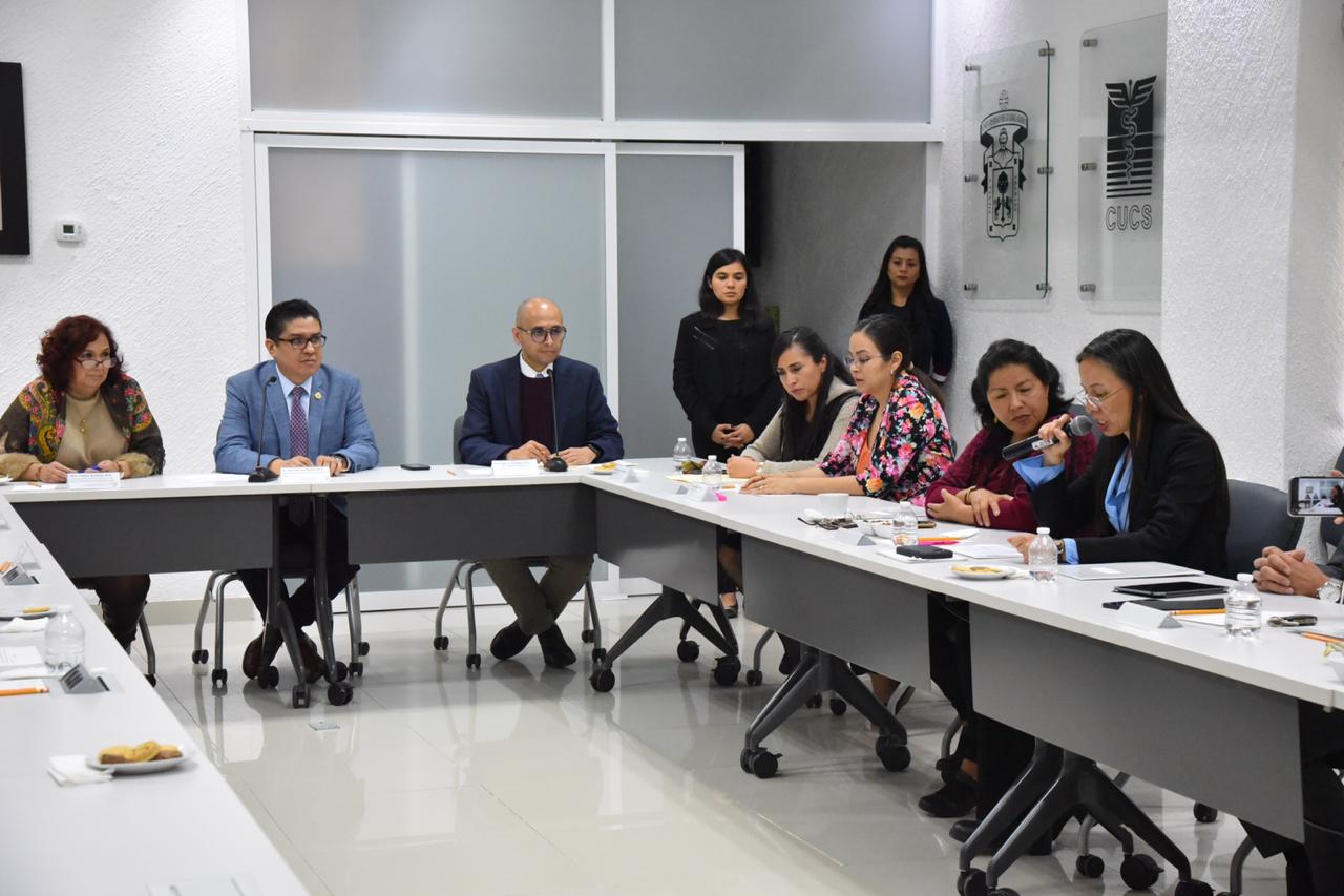 Sesión de graduación en la sala de usos múltiples de Rectoría