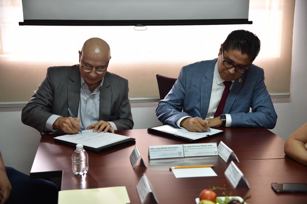Rectores de CUCS y CUTonalá firmando el Acuerdo Específico